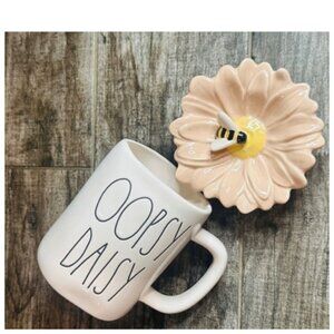 NEW Rae Dunn “OOPSY DAISY" With Daisy Flower Topper Mug 🐝
